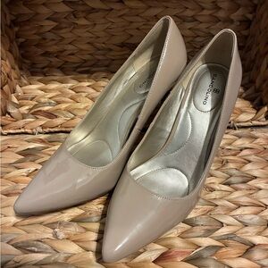 Bandolino Women's Beige Patent Heels